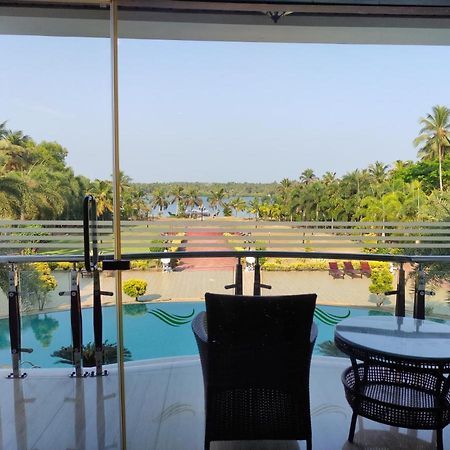 Lake Palace Trivandrum Vettutura Kültér fotó