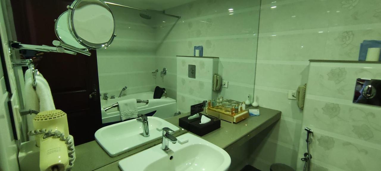 Lake Palace Trivandrum Vettutura Kültér fotó