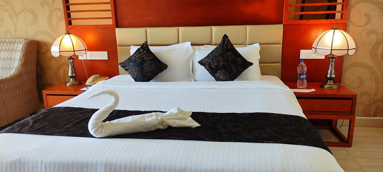 Lake Palace Trivandrum Vettutura Kültér fotó