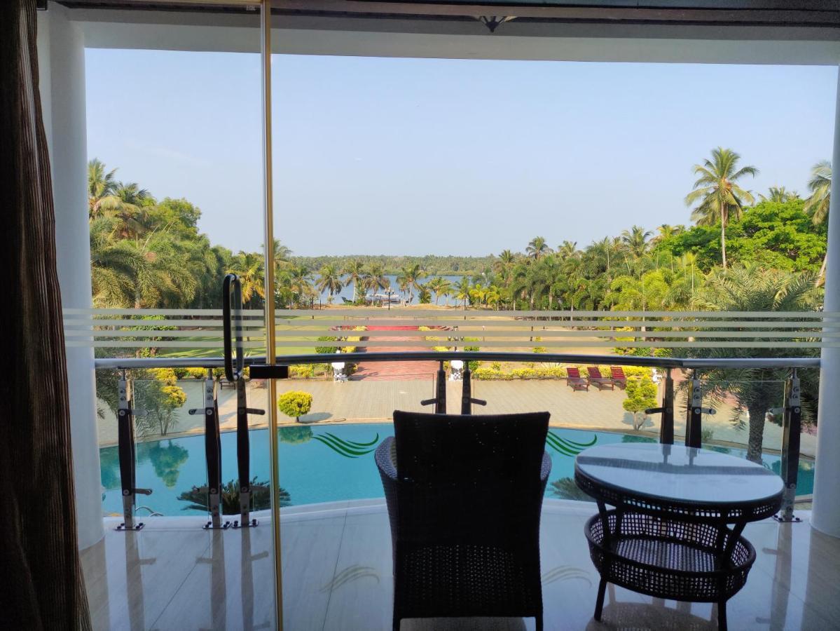 Lake Palace Trivandrum Vettutura Kültér fotó