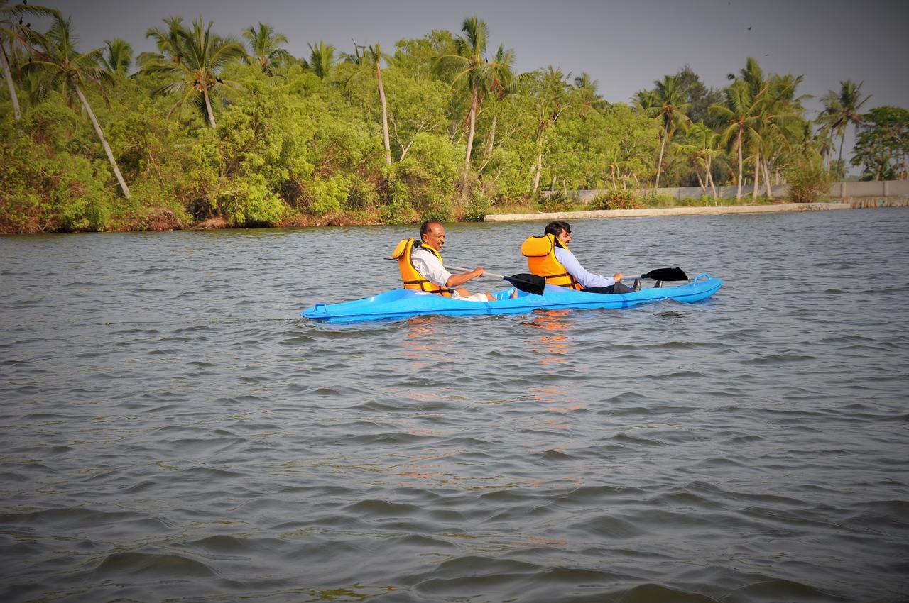 Lake Palace Trivandrum Vettutura Kültér fotó