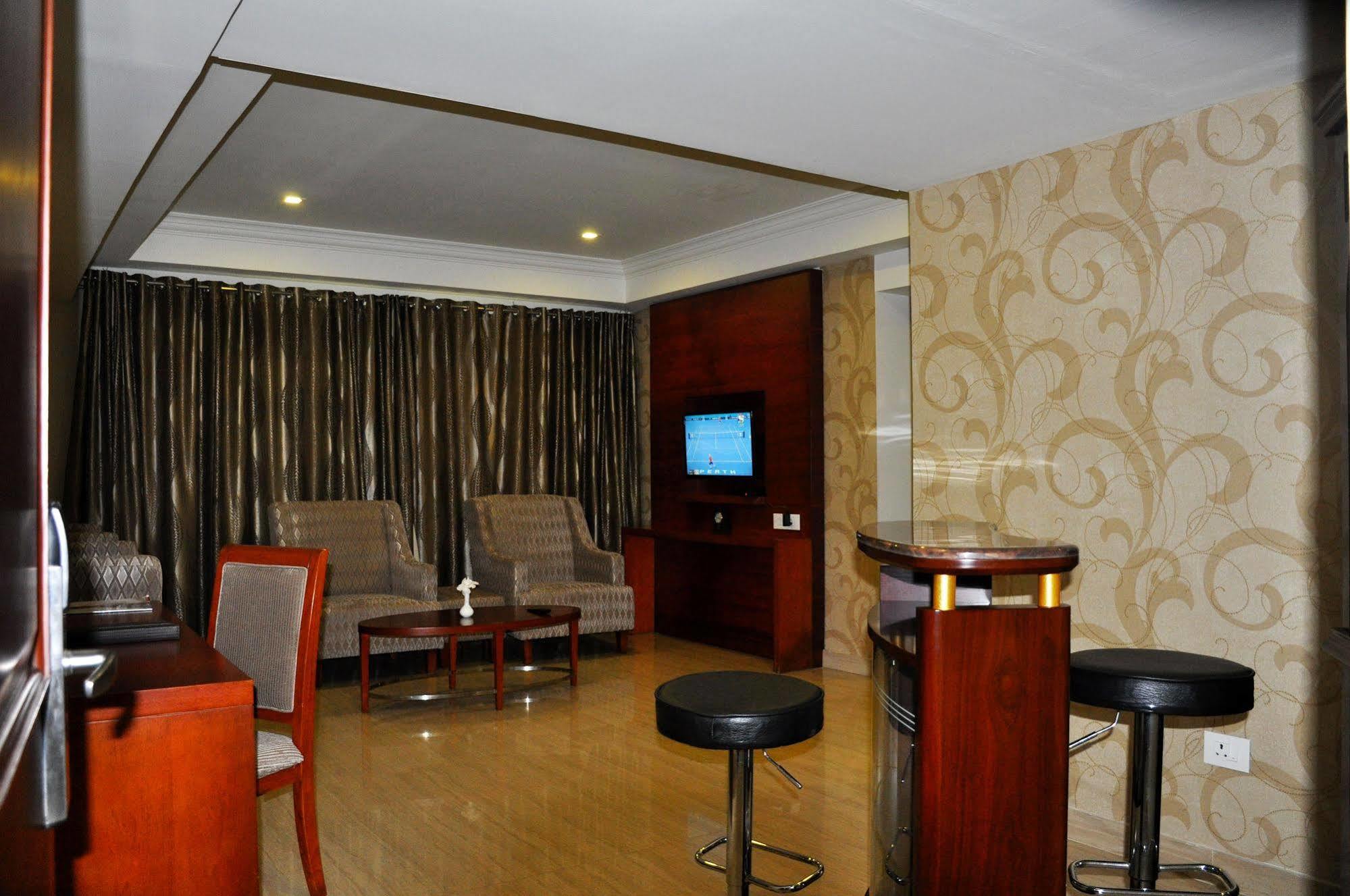 Lake Palace Trivandrum Vettutura Kültér fotó