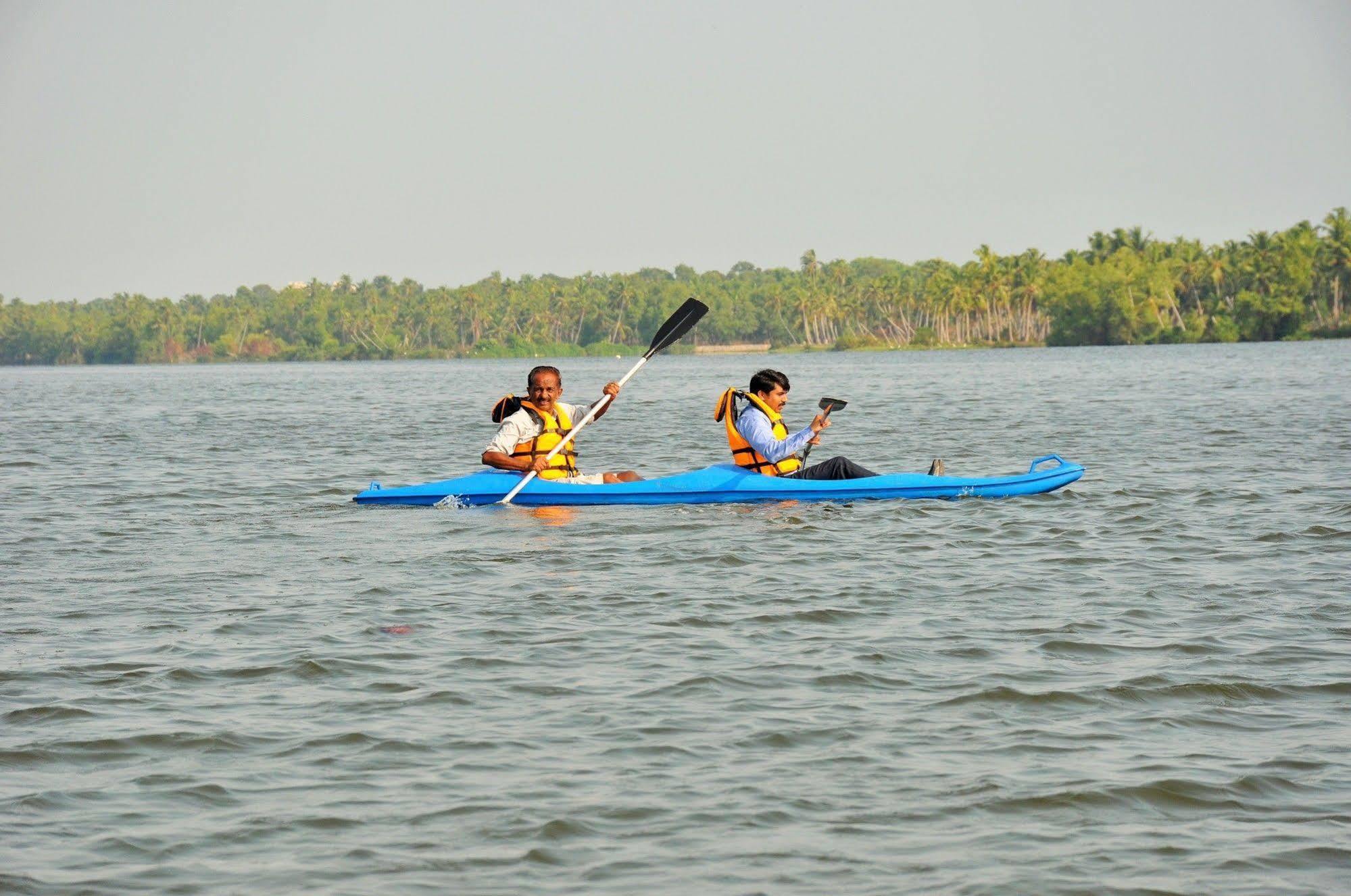 Lake Palace Trivandrum Vettutura Kültér fotó