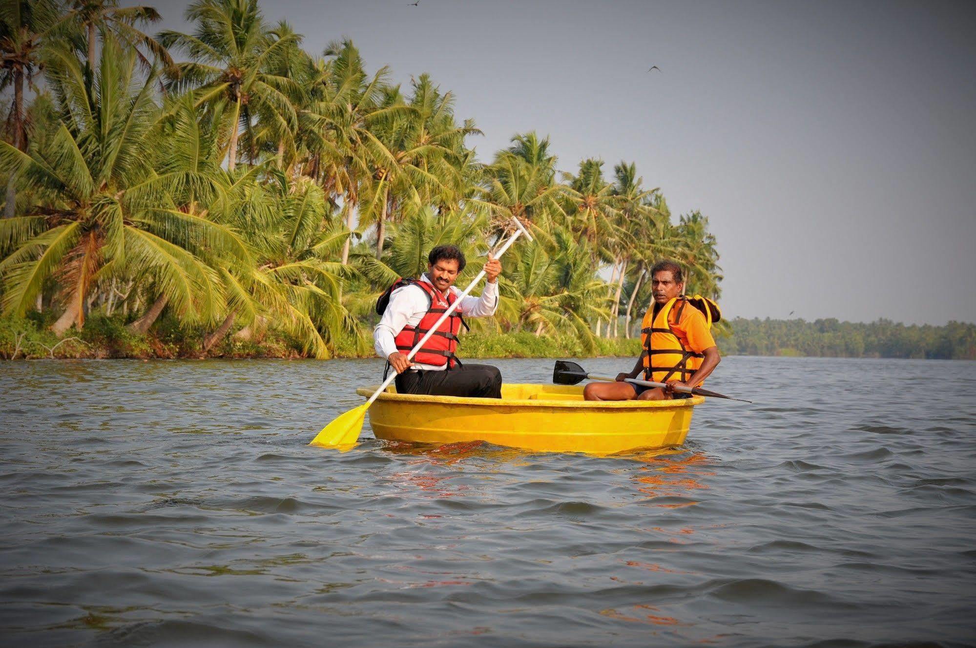 Lake Palace Trivandrum Vettutura Kültér fotó