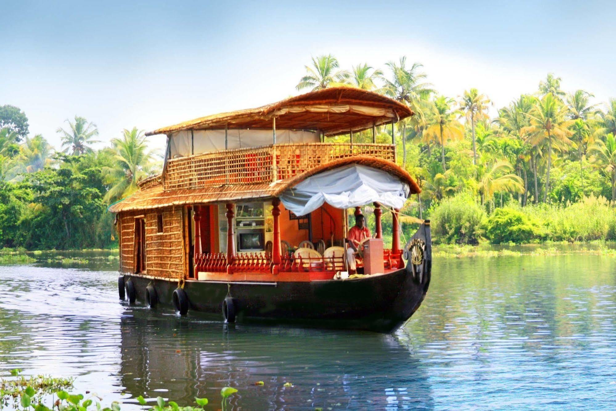 Lake Palace Trivandrum Vettutura Kültér fotó