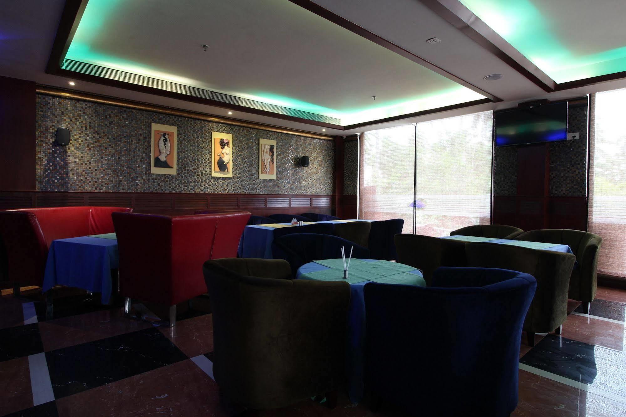 Lake Palace Trivandrum Vettutura Kültér fotó