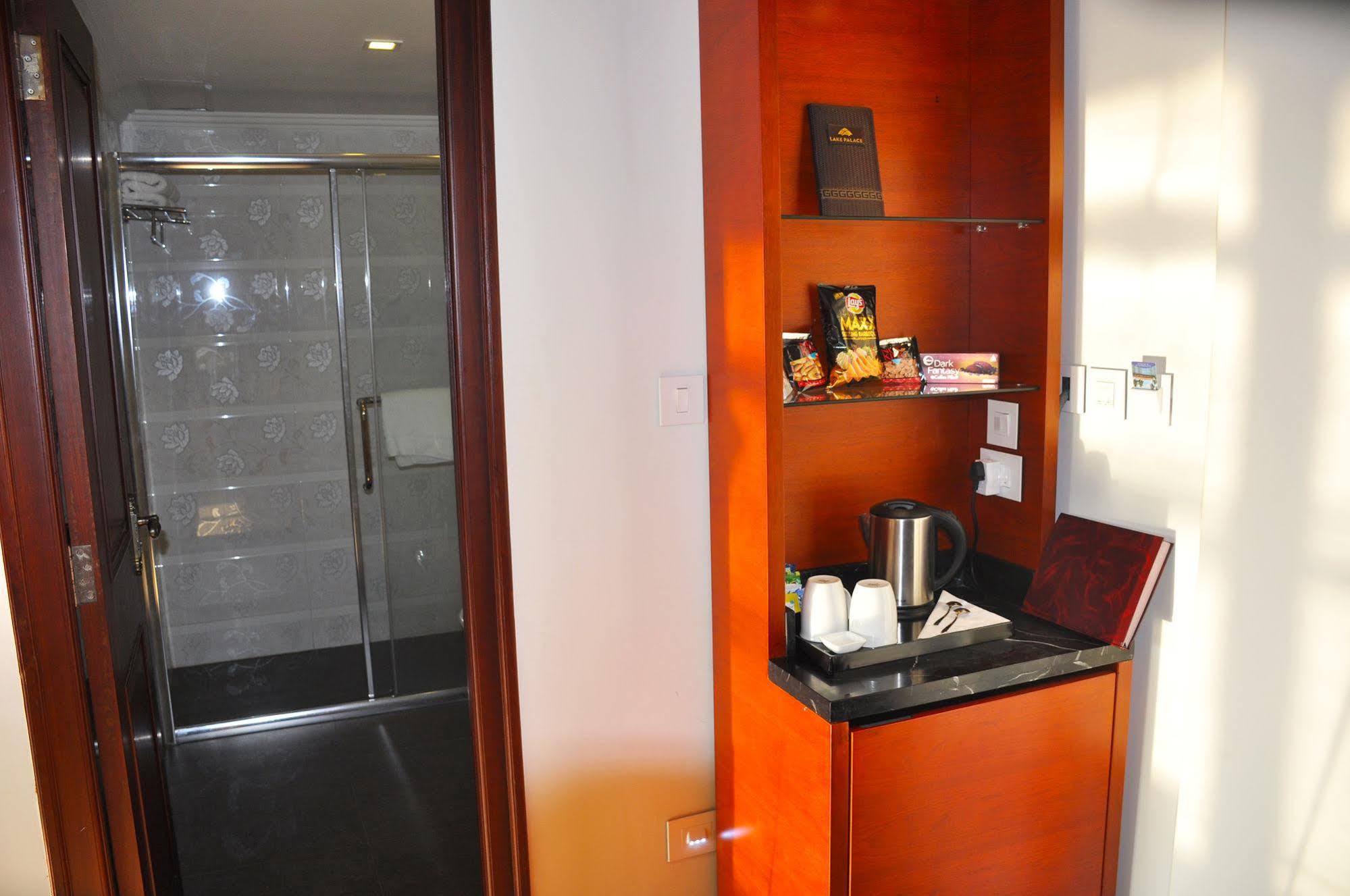 Lake Palace Trivandrum Vettutura Kültér fotó